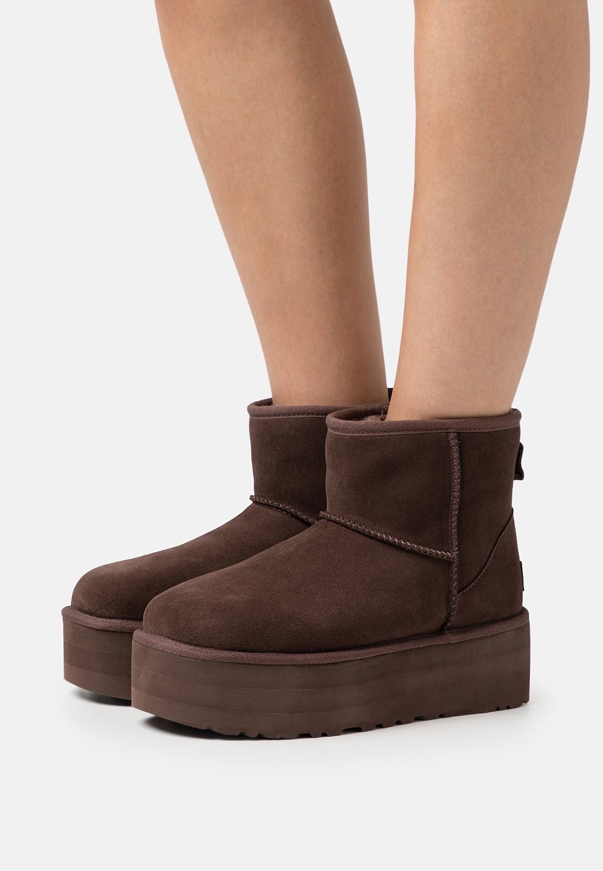 מגפי Ugg Classic Ultra Platform בצבע חום כהה