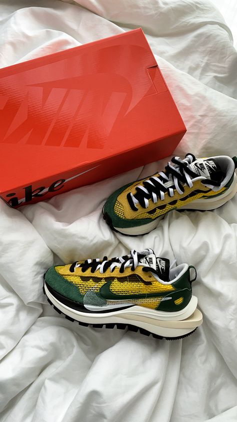 Nike Vaporwaffle Sacai Tour Yellow Stadium ירוק