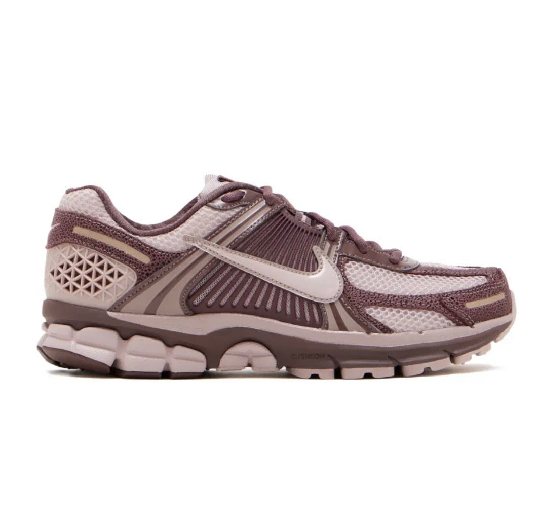 נעלי Nike Zoom Vomero 5 Brown Pink מקוריות בעיצוב אופנתי עכשווי לקידום אתר