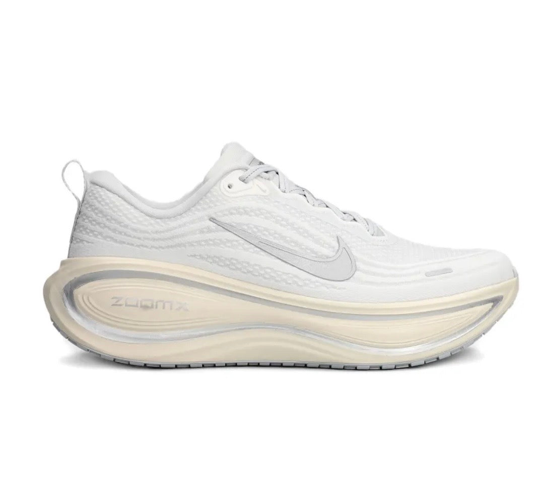 נעלי Nike Vomero Plus White מקוריות בעיצוב אופנתי עכשווי לקידום אתר