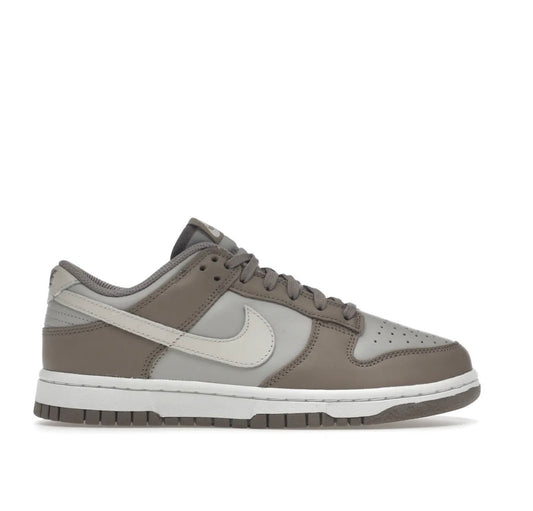 Nike Dunk Low Bone בז'