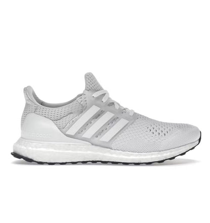 נעלי Adidas Ultra Boost Light Grey מקוריות בעיצוב אופנתי עכשווי לקידום אתר