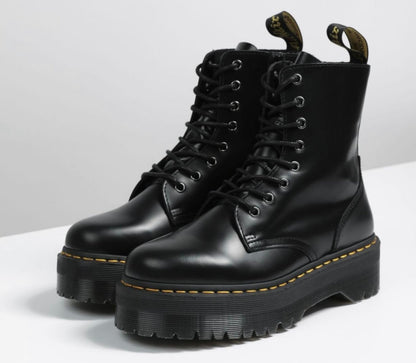 נעלי Dr.martens מקוריות בעיצוב אופנתי עכשווי לקידום אתר