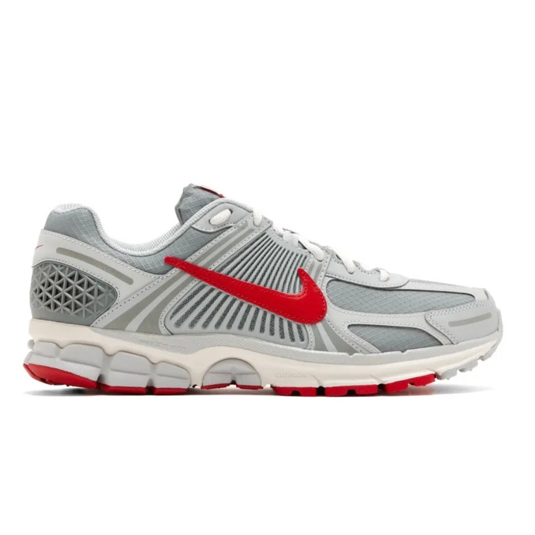 נעלי Nike Zoom Vomero 5 Grey Red מקוריות בעיצוב אופנתי עכשווי לקידום אתר