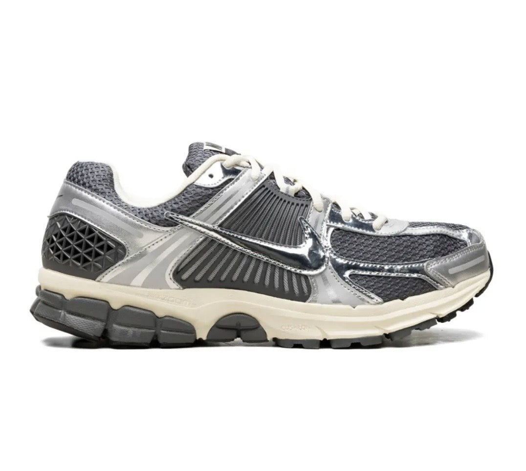 נעלי Nike Zoom Vomero 5 Grey Silver מקוריות בעיצוב אופנתי עכשווי לקידום אתר