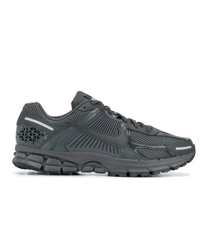 נעלי Nike Zoom Vomero 5 Dark Grey מקוריות בעיצוב אופנתי עכשווי לקידום אתר